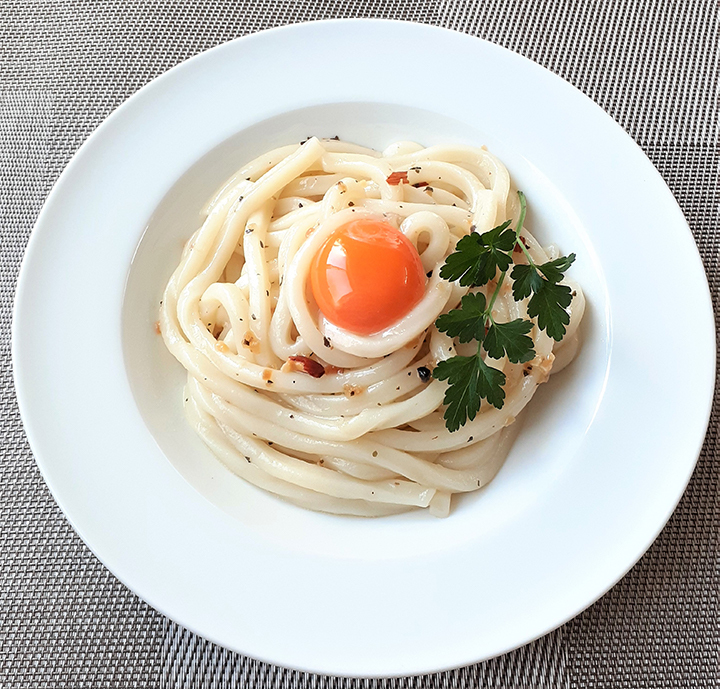 ザクザク食べるオリーブオイルdeペペロンチーノ釜玉風うどん 株式会社宝幸